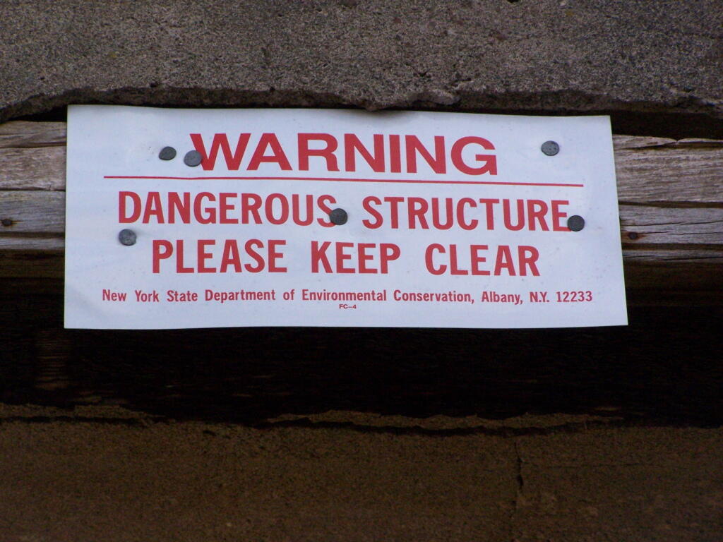 Photo: Dangerous Strucuture Photo: Dangerous Strucuture
