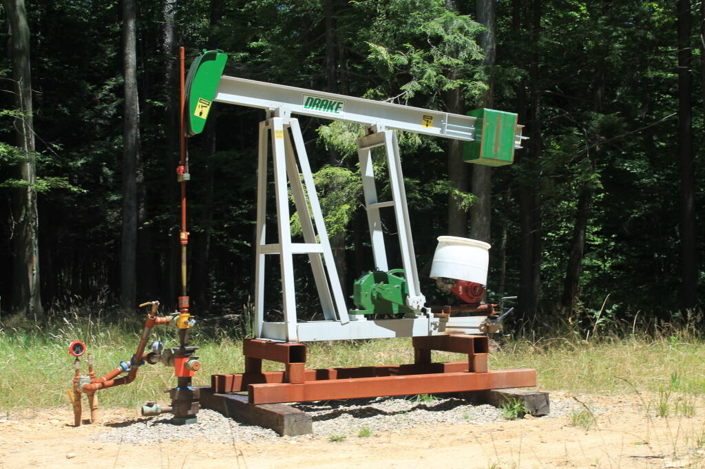 Photo: Looks Like a Brand New Pump Jack Photo: Looks Like a Brand New Pump Jack