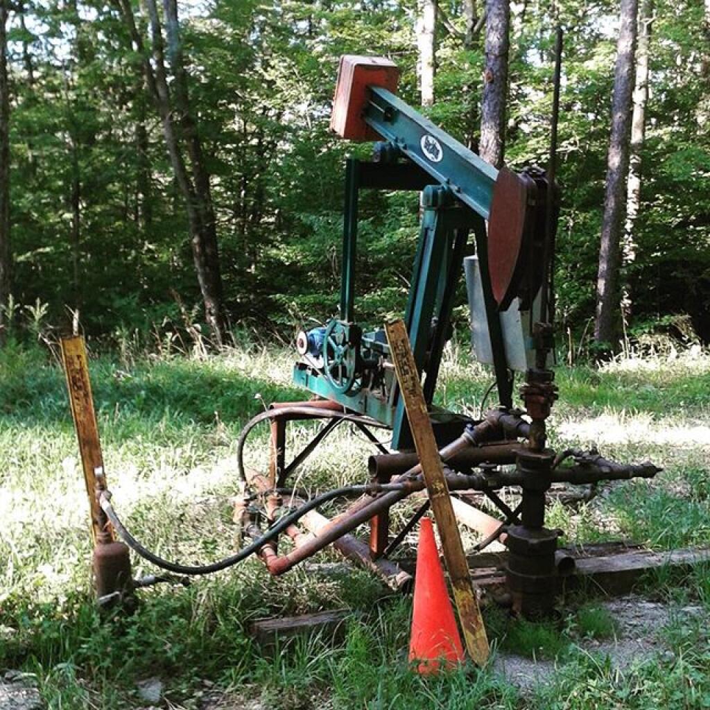 Photo: Another oil well along the road. Again, not running Photo: Another oil well along the road. Again, not running